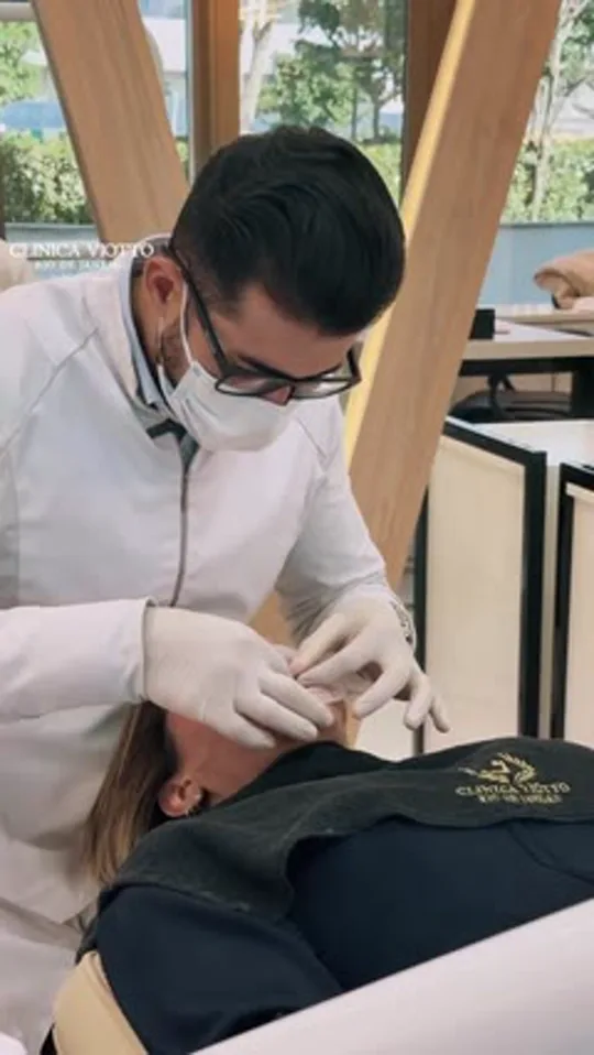 Procedimento odontológico realizado na Clínica Viotto Rio de Janeiro.